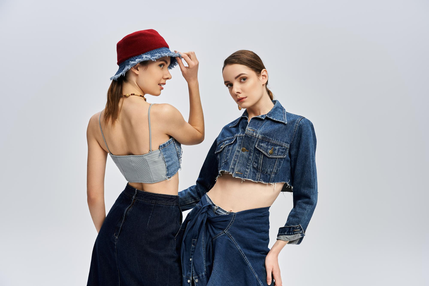 Read more about the article Najnowsze trendy w modzie na wiosnę/lato 2025 – Co warto mieć w swojej szafie?